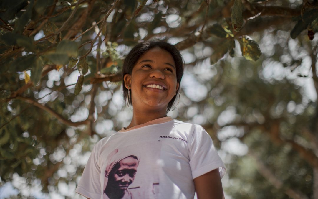 “A poesia libertou a gente do preconceito”: conheça Anara Nayara, poeta da comunidade Curiquinha dos Negros