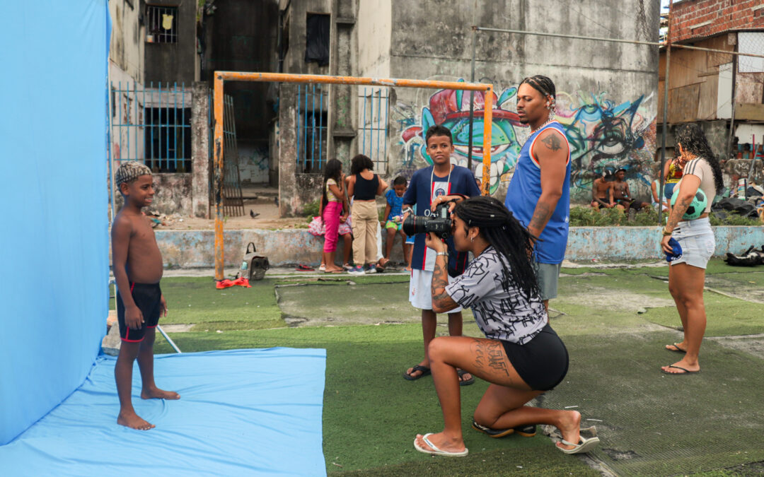 Exposição “Nós Ousamos Sonhar” captura narrativas periféricas e traduz o poder do sonho
